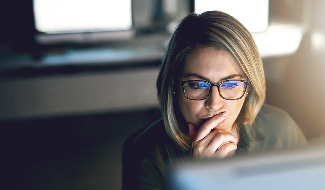 Pensive-businesswoman-looking-at-computer